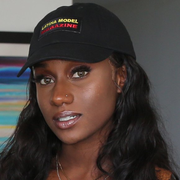 Latina Model Magazine Cap - Picture 3 of 7